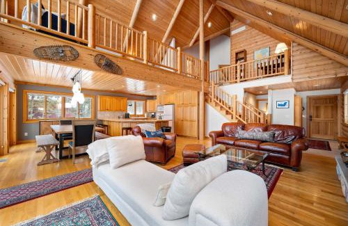 Grand Rapids Casa | Loon Star Lodge - Three Bedroom Log Home