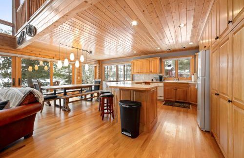 Grand Rapids Casa | Loon Star Lodge - Three Bedroom Log Home