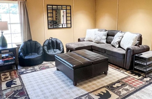 Cheboygan Cabina | Loons Lodge - Lake Huron, sandy beach, sleeps 8