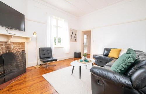 Orange Casa | Lords Cottage - Charming CBD Home, Pets Allowed