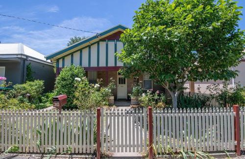 Orange Casa | Lords Cottage - Charming CBD Home, Pets Allowed