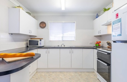 Shoal Bay Apartamento | Lorikeet Retreat, 2/117 Tomaree Rd - Pet Friendly, Air Conditioned Holiday House