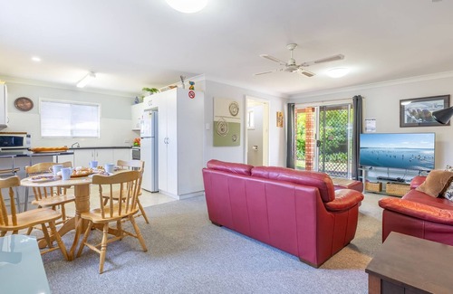 Shoal Bay Apartamento | Lorikeet Retreat, 2/117 Tomaree Rd - Pet Friendly, Air Conditioned Holiday House