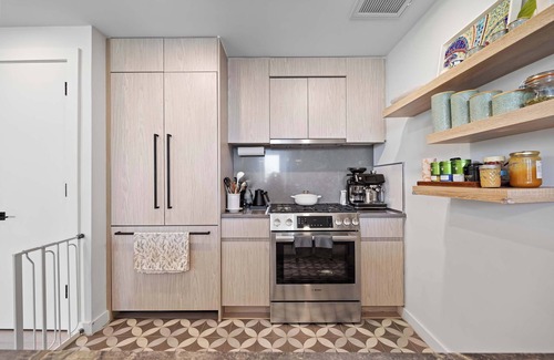 Greenpoint Condominio | Lorimer Court by Rove | PH w/Terrace & Shared Gym