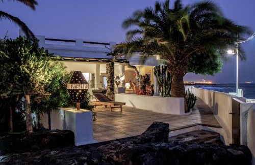 Playa Honda Villa | Loro Verde