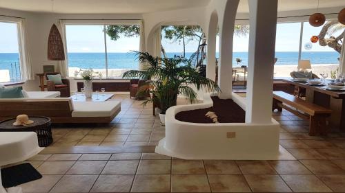 Playa Honda Villa | Loro Verde