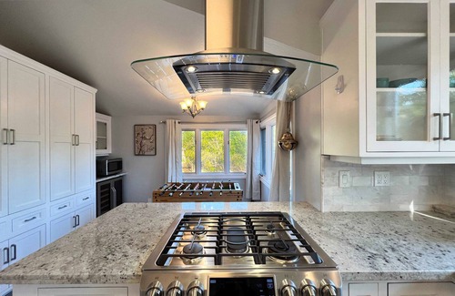 Los Altos Hills Casa | Los Altos Hills Retreat Near Stanford w/ Pool, KTV, Hot Tub & Game Room