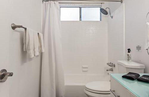 Wilshire Casa | Los Angeles charming big house, king bed, parking, EV