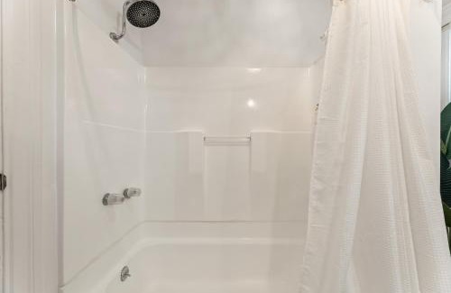 Wilshire Casa | Los Angeles charming big house, king bed, parking, EV