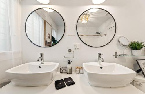 Wilshire Casa | Los Angeles charming big house, king bed, parking, EV