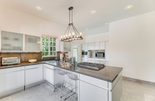 Bel Air Casa | Los Angeles Home w/ Private Pool, Mtn & Lake View!