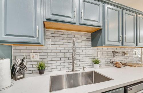 Valley Glen Casa | Los Angeles Townhome Off-Street Parking and Balcony