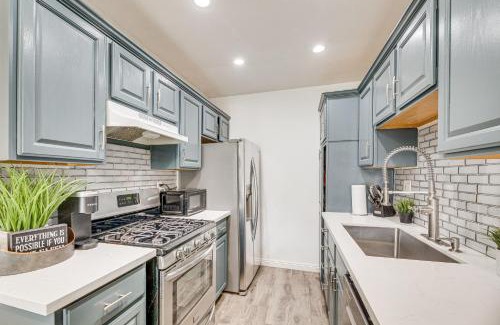 Valley Glen Casa | Los Angeles Townhome Off-Street Parking and Balcony