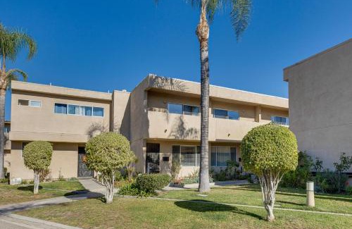Valley Glen Casa | Los Angeles Townhome Off-Street Parking and Balcony