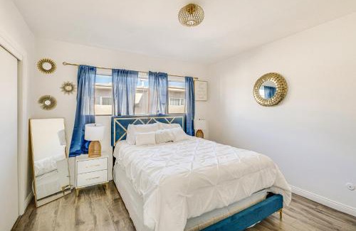 Valley Glen Casa | Los Angeles Townhome Off-Street Parking and Balcony