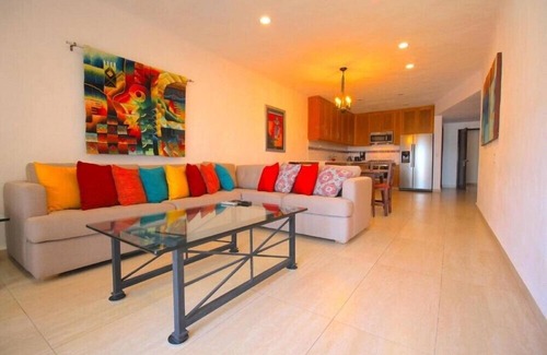 Zona hotelera Hotel | Los Tules Vibrant 1BR Condo with Balcony for Vacation Spots