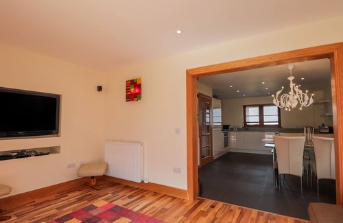 Lossiemouth Cabaña | LOSSIEMOUTH BAY COTTAGE, family friendly, with pool in Lossiemouth