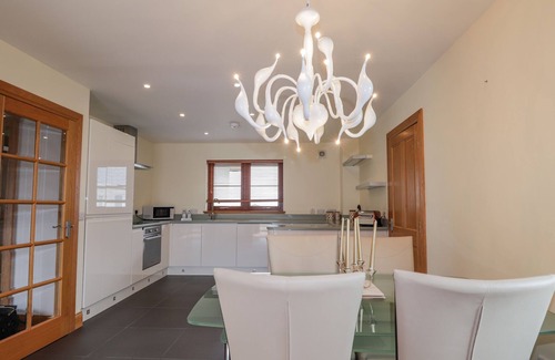 Lossiemouth Cabaña | LOSSIEMOUTH BAY COTTAGE, family friendly, with pool in Lossiemouth