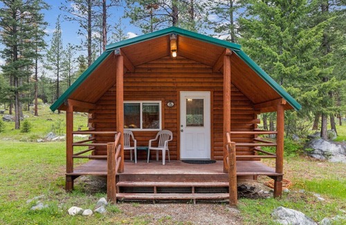 Grantsdale Cabina | Lost Horse Lodge – Double Queen Cabin