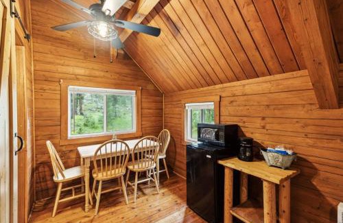 Grantsdale Casa | Lost Horse Lodge Double Queen Cabin 19 - PetsOK