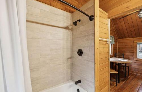 Grantsdale Casa | Lost Horse Lodge King Cabin 12