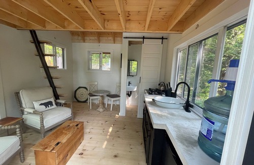 Frontenac Cabina | Lost Loft - NEW Waterfront Tiny Cottage. Sleeps 2, off-grid, quiet lake!