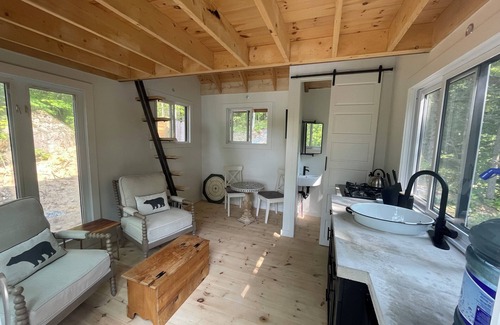 Frontenac Cabina | Lost Loft - NEW Waterfront Tiny Cottage. Sleeps 2, off-grid, quiet lake!