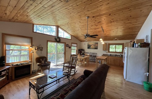Wetmore Cabaña | Lost on the Lake-Cozy Cottage with a Lakeview