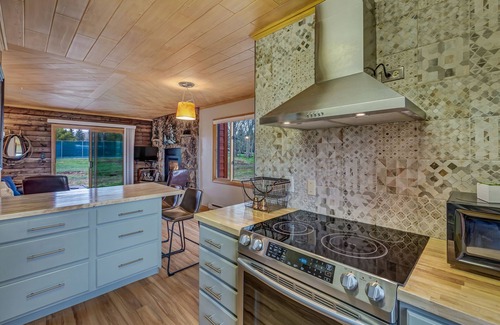 Clark Cabina | Mountain views, private access to the Elk river, fishing, hunting, hiking!