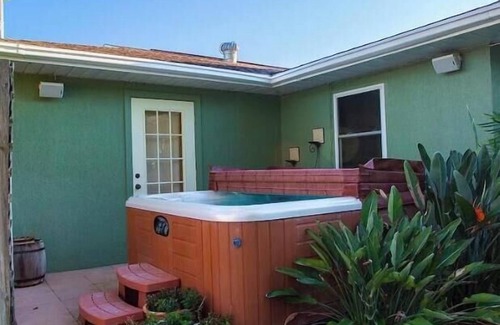 South Venice Casa | Fennario Resort: Lagoon pool w/ tiki bar, sauna, & hot tub 1/2 mi to beach ferry