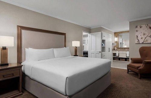 Napa Hotel | Lots of Activities Onsite! Comes w/ Free Parking, Pool, Near Garfield Park!