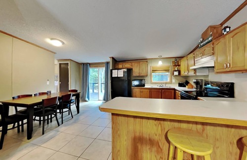 Put-in-Bay Cabina | Un montón de espacio para extenderse en este 3 BR Home Vacaciones en el Island Club