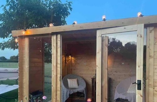 Maidstone Casa | Lottie's Luxurious Lodge, Dogs Welcome, Parking