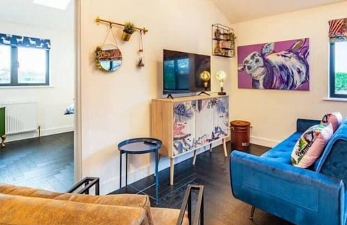 Maidstone Casa | Lottie's Luxurious Lodge, Dogs Welcome, Parking