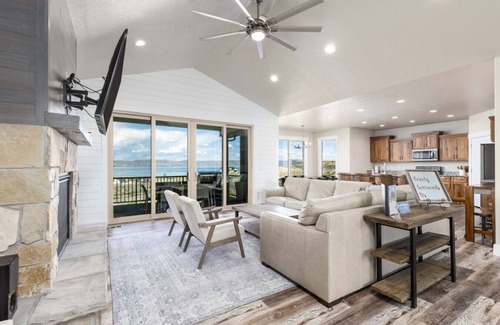 Fish Haven Casa | Lotus Lodge w/ Private Hot Tub & Game Room!