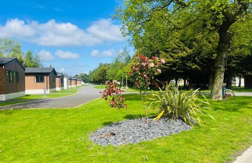 Allerthorpe Casa | Lotus Lodge with Hot Tub