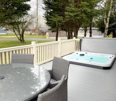Allerthorpe Casa | Lotus Lodge with Hot Tub