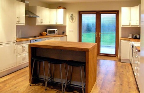 Union Hall Cabaña | LOUGH CLUHIR COTTAGE, pet friendly in Union Hall, County Cork