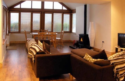 Union Hall Cabaña | LOUGH CLUHIR COTTAGE, pet friendly in Union Hall, County Cork