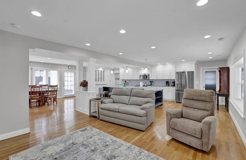 Buechel Casa | Louisville Country Manor - Pool & Pickleball!