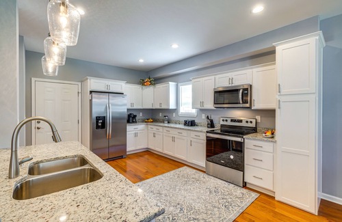 Lyndon Casa | Louisville Retreat w/ Deck ~ 11 Mi to Downtown!