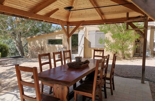 Lourmarin Cabaña | Lourmarin, Raised cottage, with patio.
