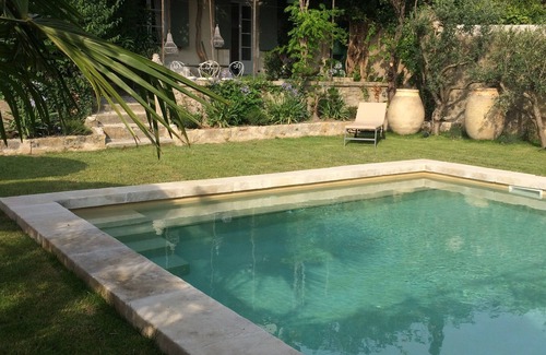 Lourmarin Casa | Lourmarin frente al castillo, antigua bastide, jardín y piscina.
