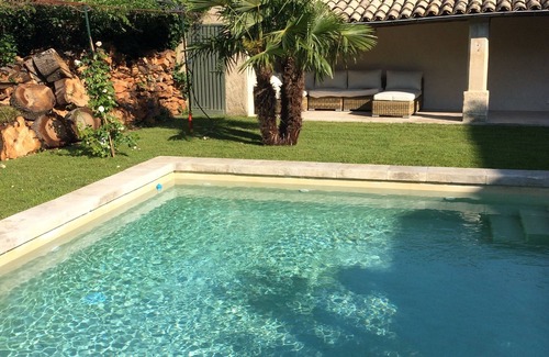 Lourmarin Casa | Lourmarin frente al castillo, antigua bastide, jardín y piscina.