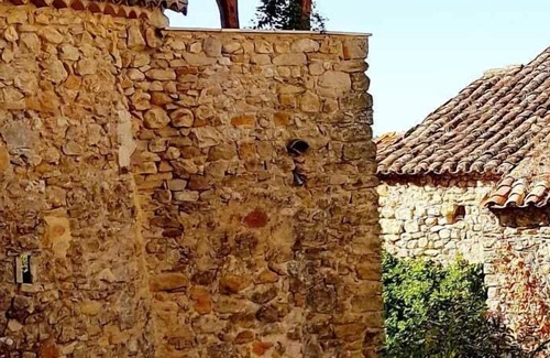 Saint-Sauveur-de-Cruzieres Apartamento | Lovely stone cottages with large pool near the Gorges De L’Ardeche.