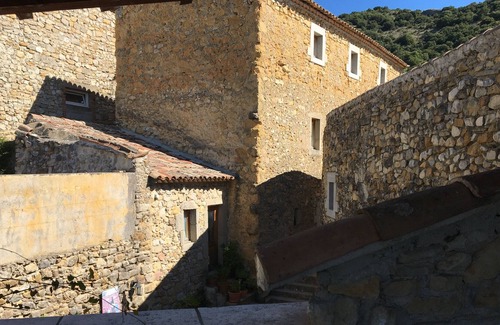 Saint-Sauveur-de-Cruzieres Apartamento | Lovely stone cottages with large pool near the Gorges De L’Ardeche.