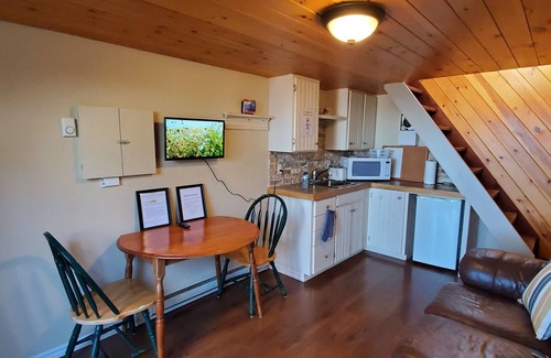 Bowmanville Cabina | “Love by the Water: Cozy Loft, Romantic Retreat”