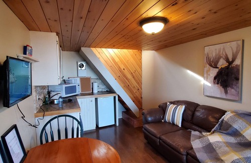 Bowmanville Cabina | “Love by the Water: Cozy Loft, Romantic Retreat”