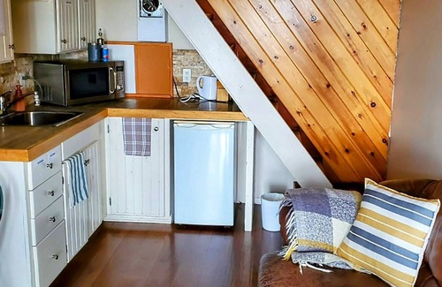Bowmanville Cabina | “Love by the Water: Cozy Loft, Romantic Retreat”