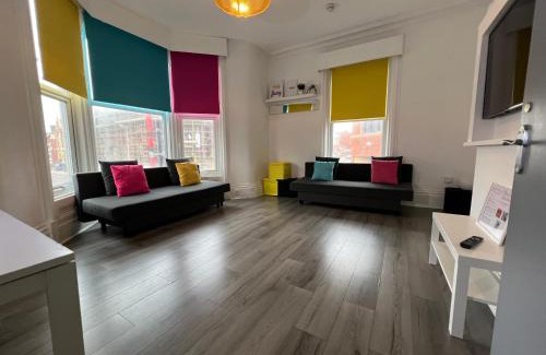 North Shore Apartamento | Love Island apartment 5 min walk from Blackpool tower sleeps 12